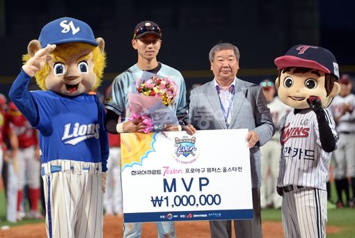상무 정진호(왼쪽 2번째)가 18일 열린 퓨처스 올스타전에서 최우수선수(MVP)로 선정된 뒤 한국야구위원회(KBO) 구본능 총재(왼쪽 3번째)와 기념촬영을 하고 있다. 포항｜김종원 기자 won@donga.com 트위터 @beanjjun