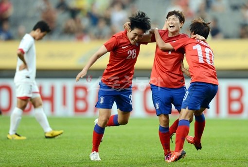 이 때까지만 해도 이변을 기대하는 분위기였는데…. 한국여자대표팀 김수연(왼쪽)이 21일 벌어진 북한과 동아시안컵 1차전에서 선제골을 넣은 뒤 동료들과 환호하고 있다. 한국은 1-2로 역전패했다. 상암｜김민성 기자 marineboy@donga.com 트위터 @bluemarine007