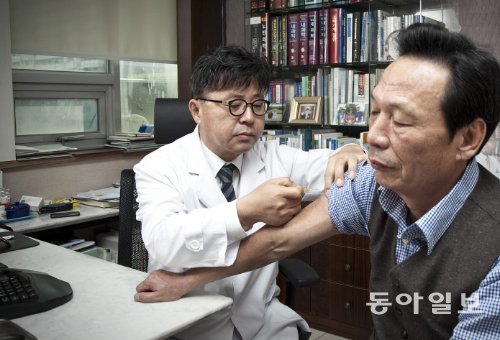 65세 이상 노인이라면 정기적으로 폐렴 예방접종을 하는 게 좋다. 서울 노원구의 한 의원에서 의사가 백신 주사를 놓고 있다. 동아일보DB