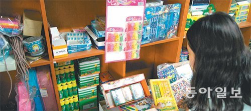 한 초등생이 서울의 한 학교 앞 문구점에서 ‘짝퉁’ 캐릭터 제품을 살펴보고 있다.