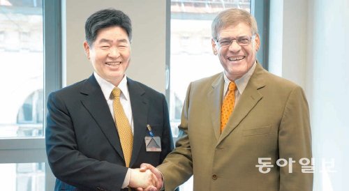 김영훈 대성그룹 회장(왼쪽)은 8일(현지 시간) 오스트리아 빈에서 석유수출국기구(OPEC)의 압둘라 엘바드리 사무총장과 회담을 갖고 세계 에너지 시장의 판도 변화와 대안에너지에 관한 의견을 교환했다. 대성그룹 제공