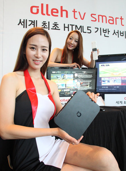 22일 서울 광화문 올레스퀘어에서 열린 기자간담회에서 모델들이 KT미디어허브가 출시한 차세대 IPTV 서비스 ‘올레tv 스마트’를 선보이고 있다. 사진제공｜KT