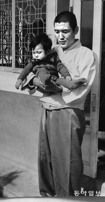 민청학련사건으로 옥살이를 하고 나온 김지하가 집에서 아들을 안고 있는 사진. 하지만 그는 곧 다시 투옥된다. 김지하 제공
