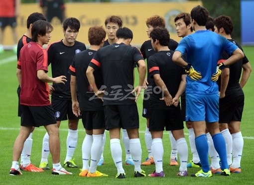 중국과 동아시안컵 2차전을 하루 앞둔 23일, 파주NFC에서 진행된 대표팀 훈련 도중 홍명보 감독(앞줄 맨 왼쪽)이 선수들에게 뭔가를 지시하고 있다. 상암｜김민성 기자 marineboy@donga.com 트위터 @bluemarine007