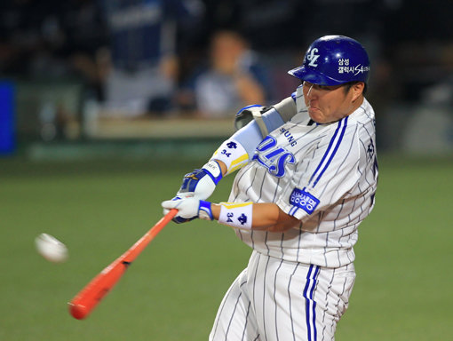 2011시즌 홈런왕(30개) 최형우(삼성)가 지난 시즌의 부진을 씻으며 올 시즌 홈런왕 경쟁을 뜨겁게 달구고 있다. 23일 대구 NC전 6회말 17호 홈런을 쏘아 올리며 홈런 1위 박병호(넥센·19개)를 2개 차이로 위협했다. 사진제공｜스포츠코리아