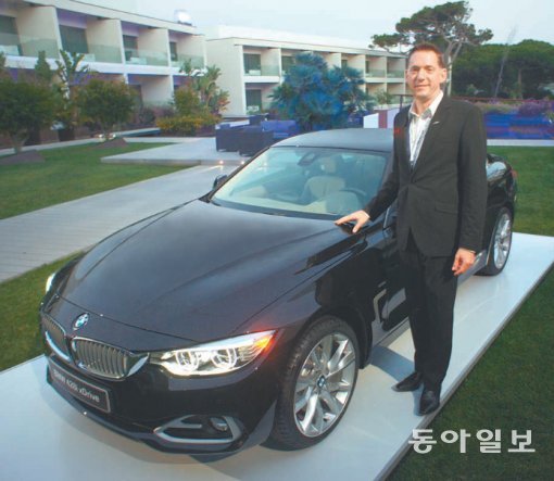 20일 포르투갈 카스카이
스의 오니리아 마리나 호
텔에서 열린 BMW의 신
차발표회에서 팔코 래돔
스키 부사장이 신차 ‘4시
리즈’ 옆에 서서 포즈를
취했다. 래돔스키 부사
장은 “4시리즈와 전기차
i3는 BMW의 미래를 이
끌 모델”이라고 말했다.
카스카이스=이진석 기자
gene@donga.com