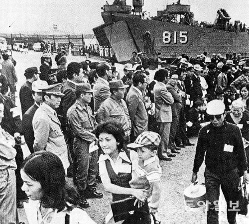 1975년 4월 30일 조국 베트남이 공산화되자 5월 13일 부산에 상륙한 피란민들. 동아일보DB