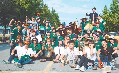 한국기술교육대 ‘자·연·인’ 동아리 회원들이 20일 영남대에서 열린 국제 대학생 자작자동차대회에서 종합우승을 차지한 뒤 우승기와 트로피를 들고 파이팅을 외치고 있다. 한국기술교육대 제공