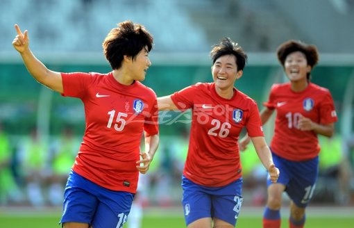 한국이 0-1로 뒤진 전반 8분 김나래(맨 왼쪽)가 중국을 상대로 통쾌한 중거리포로 동점을 만든 뒤 환호하고 있다. 화성｜김민성 기자 marineboy@donga.com 트위터@bluemarine007