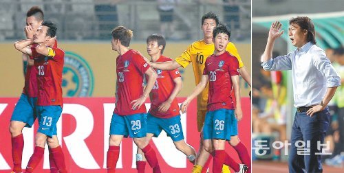 호주전 0-0, 중국전 0-0… 180분 무득점 한국 축구대표팀이 24일 경기 화성종합경기타운에서 열린 2013 동아시안컵 남자부 중국과의 경기에서 0-0으로 비긴 뒤 아쉬운 표정을 지으며 경기장을 빠져나가고 있다(왼쪽 사진). 홍명보 감독이 경기 도중 작전 지시를 내리고 있다(오른쪽 사진). 두 경기 연속 골을 넣지 못한 데 대해 홍 감독은 “8∼10월에 중대한 판단을 내려야 할 것”이라고 말했다. 화성=원대연 기자 yeon72@donga.com