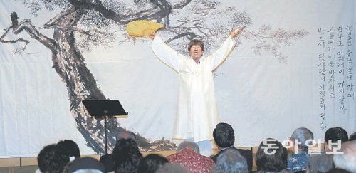 19일(현지 시간) 미국 하와이에서 임진택 명창이 창작 판소리 ‘백범 김구’ 공연을 하고 있다. 김구재단 제공