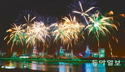 포항국제불빛축제가 26일부터 영일대해수욕장 등에서 열린다. 지난해 열린 축제에서 화려한 불꽃이 포항제철소를 배경으로 쏟아지고 있다. 포항시 제공