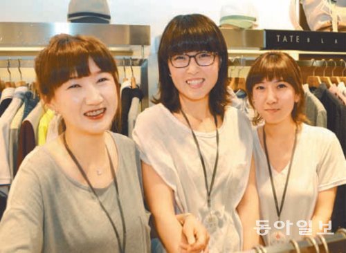 신세계백화점 인천점의 ‘테이트’ 매장에서 함께 일하는 세 자매. 왼쪽부터 첫째 김영주 숍매니저, 둘째 영식 씨, 셋째 영정 씨. 신세계백화점 제공