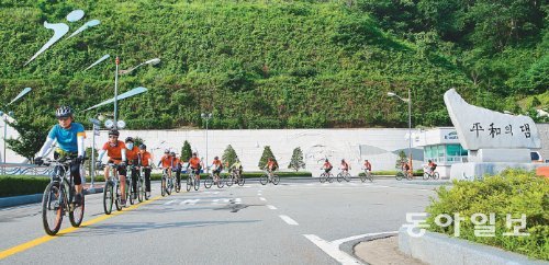 통일기원 사제동행 비무장지대(DMZ) 자전거 횡단여행 이틀째인 25일 서울 경일고 학생과 교사들이 강원 화천군 평화의 댐을 지나고 있다. 서울시교육청 제공