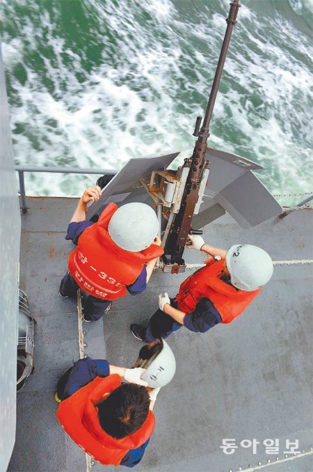 서해 북방한계선(NLL) 남쪽 해상을 지키는 해군 고속정 장병들이 선상의 K-6기관총 사대에서 경계 근무를 서고 있다. 해군 제공