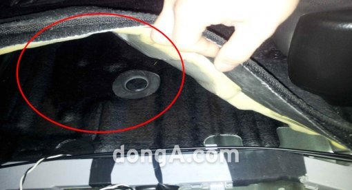 2012년형 렉스턴 소유주 노상완 씨가 물이 스며든 운전석 시트를 확인하고 있다. 노 씨의 차량은 누수 문제로 6차례나 수리를 받았지만 개선되지 않았다. 운전자 제공