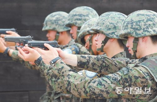 JSA 경비대대 대원들이 17일 낮 부대 내 사격장에서 K-5 권총으로 실탄사격 훈련을 하고 있다. JSA 대대는 장교뿐만 아니라
 병사도 권총으로 무장한다. 판문점=신원건 기자 laputa@donga.com