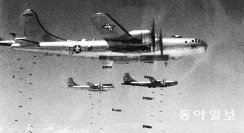 1950년 8월 미국 극동공군 폭격기사령부의 B-29 중폭격기 부대가 함경남도 흥남시를 폭격하는 장면. 당시 기상이 좋지 않아 목표물 확인이 어려워 오폭으로 인한 민간인 피해가 컸던 것으로 알려졌다. 창비 제공