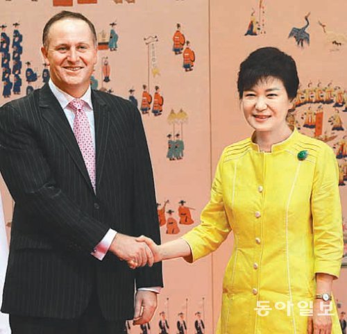 26일 청와대에서 박근혜 대통령(오른쪽)과 존 키 뉴질랜드 총리가 정상회담에 앞서 기념촬영을 하고 있다. 청와대사진기자단