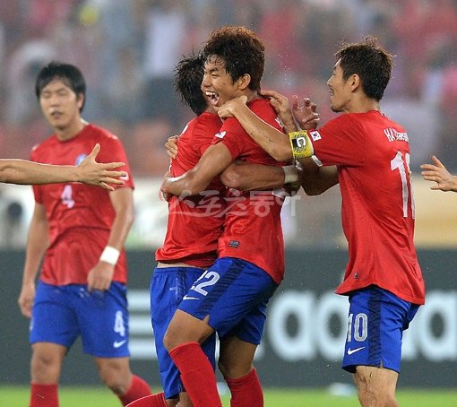 윤일록이 홍명보호를 살렸다. 0-1로 뒤진 전반 32분, 윤일록(가운데)이 통쾌한 오른발 슛으로 동점을 만든 뒤 동료들의 축하를 받고 있다. 잠실｜김종원 기자 won@donga.com 트위터@beanjjun