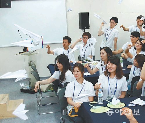 날아라, 통일의 꿈 캠프 그리브스 평화포럼 1부인 ‘토크콘서트’에서 영 피스 리더들이 패널들에게 궁금한
 내용을 적은 종이로 비행기를 접어 일제히 날리고 있다. 종이비행기 안에는 분단의 현실을 아파하고 통일을 갈망하는 대학생들의 
염원이 담겨있다. 파주=장승윤 기자 tomato99@donga.com