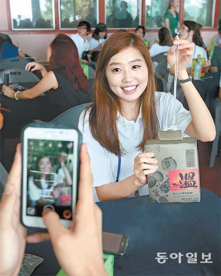 전투식량 인증샷 줄을 잡아당기면 저절로 밥이 되는 전투식량이 신기한 듯 황세미 씨(20)가 친구의 휴대전화를 향해 포즈를 취하고 있다.