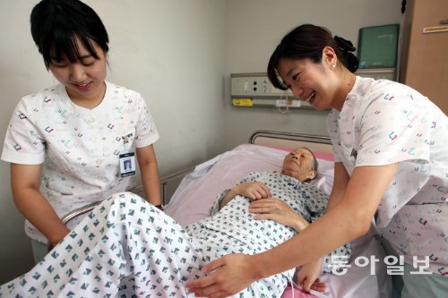 ‘보호자 없는 병원’제도를 시범 실시하는 13개 병원 중 한 곳인 국민건강보험 일산병원에서 가족이나 간병인 대신 간호사들이 노인 환자를 수발하고 있다. 고양=최혁중 기자 sajinman@donga.com