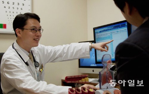 화교 의사 왕성민 씨(왼쪽)가 서울성모병원 국제진료센터를 찾은 중국인 환자와 상담하고 있다. 서울성모병원 제공