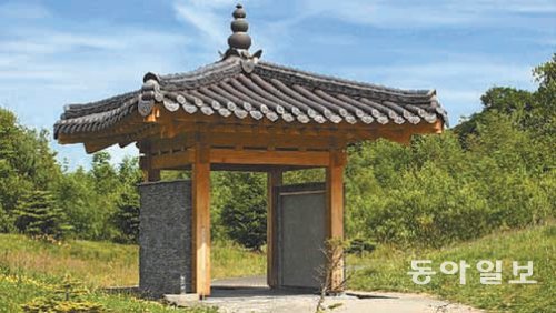 스코틀랜드의 6·25전쟁 참전 기념 공원 중앙에 세워진, 기와를 얹어 만든 한국 전통 양식의 건물. BBC 제공