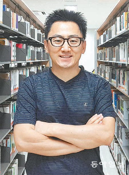 도서관 서가에서 환하게 웃는 김병완 작가. 아템포 제공