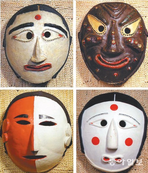 왼쪽 위부터 시계 방향으로 송파산대놀이에 쓰이는 왜장녀(덩치 크고 부끄럼 없는 여성) 탈과 옴중(옴이 오른 파계승) 탈, 양주별산대놀이에 쓰이는 애사당(왜장녀 딸) 탈과 통영오광대놀이에 쓰이는 홍백양반(얼굴 좌우가 붉은색과 흰색인 양반) 탈. 이현경 박사 제공