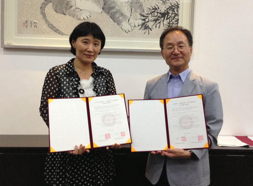 고려사이버대 남은경 교수와 고려대 국제어학원 조규형 원장이 기념사진을 찍고 있다