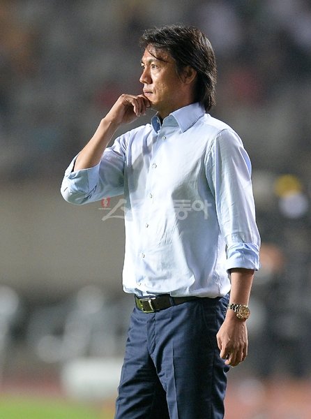 대표팀 홍명보 감독은 동아시안컵을 통해 국내, 일본, 중국 리그에서 활약하는 23명의 기량을 면밀히 확인했다. 홍 감독이 24일 중국과 경기에서 그라운드를 바라보고 있다. 화성｜김종원 기자 won@donga.com 트위터 @beanjjun