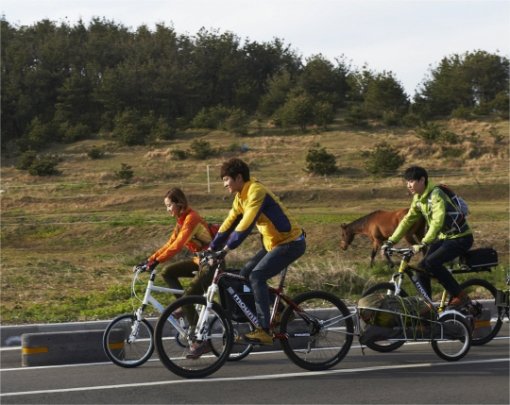 잘 만든 CM송은 브랜드 이미지를 각인시키는데 결정적인 역할을 한다. 아웃도어 브랜드 마운티아 CF(사진)에 삽입된 ‘마운티아 송’은 광고모델인 배우 주원이 직접 불러 더욱 화제가 됐다. 사진제공｜마운티아