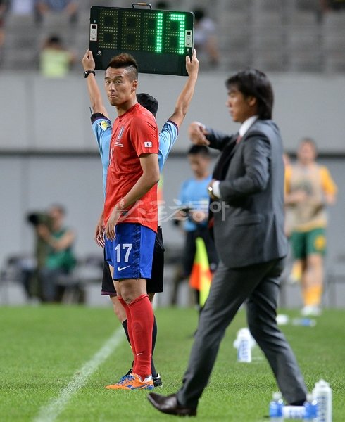 196cm의 훌륭한 체격조건을 갖춘 김신욱(왼쪽)을 어떻게 활용해야할까. 대표팀 홍명보 감독은 아직 답을 찾지 못했다. 홍 감독과 김신욱이 함께 해결해야 할 과제다. 김신욱이 20일 호주와 경기에서 교체투입을 기다리고 있다. 상암｜김종원 기자 won@donga.com 트위터@beanjjun