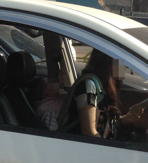 애를 업고 운전하는 엄마의 모습.