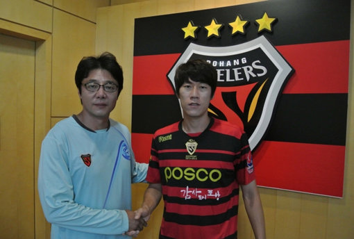 올 여름 포항으로 임대 이적한 김은중(오른쪽)은 31일 벌어질 친정팀 강원과 경기에는 뛸 수 없다. 김은중이 포항 황선홍 감독과 악수하고 있다. 사진제공｜포항 스틸러스