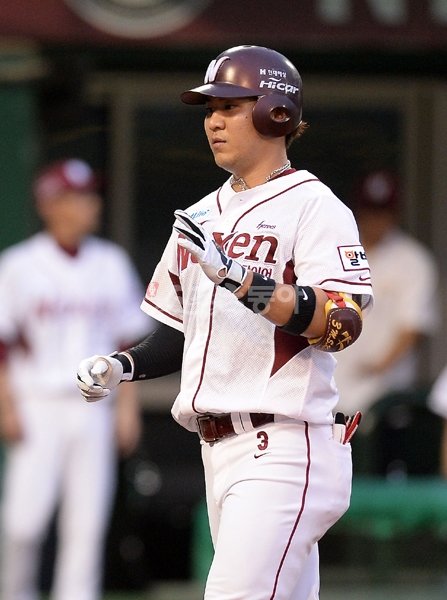 넥센 김민성의 방망이가 뜨겁다. 30일 목동 한화전 2회말 시즌 9호 홈런을 터트리는 등 후반기에만 벌써 홈런이 4개째다. 올스타 브레이크 이후에는 중심타선의 강정호, 박병호도 부럽지 않은 성적이다. 목동｜김종원기자 won@donga.com 트위터@beanjjun