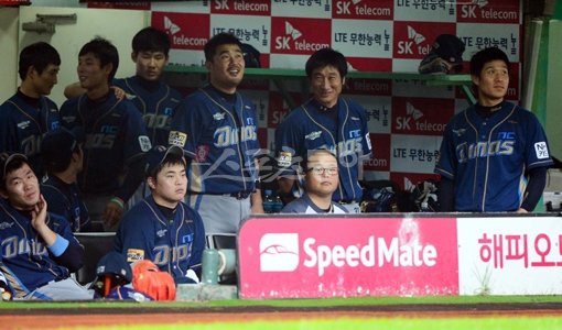 6년 연속 한국시리즈 진출의 위업을 달성한 SK는 막내구단 NC만 만나면 맥을 추지 못하고 있다. 상대전적은 3승7패. 비단 SK뿐이 아니다. LG, 롯데 등 형님구단들이 NC에 스윕 패를 당한 이후 깊은 수렁에 빠졌다. 가을잔치 참가를 노리는 팀들에게 ‘NC주의보’가 내려졌다. NC 선수들이 30일 문학 SK전에서 8회 강우콜드게임이 선언되기 직전 밝은 표정으로 이야기를 나누고 있다. 문학｜박화용 기자 inphoto@donga.com 트위터@seven7sola