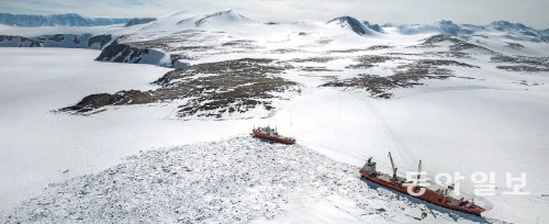 대한민국 남극개발 길 열고… 대한민국 유일의 쇄빙선 아라온호(왼쪽)가 지난해 12월 13일 얼음으로 뒤덮인 남극대륙 동남쪽 테라노바 만에서 화물선 수오미그라흐트 호(오른쪽)의 물길을 터 준 뒤 다음 임무를 기다리고 있다. 아라온호는 수오미그라흐트 호가 한국의 남극 제2기지인 ‘장보고 과학기지’ 건설을 위한 자재를 실어 나를 수 있도록 이 얼음바다에 2만5000㎡의 거대한 ‘호수’를 만들었다. 아라온호는 내년 8월에는 북극 항로 개척에 나선다. 극지연구소 제공