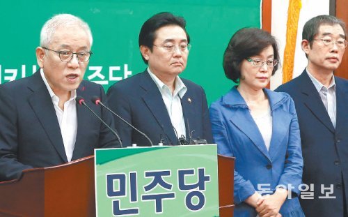 격앙



민주당 김한길 대표가 31일 당 지도부와 함께 국회에서 긴급기자회견을 하고 있다. 김 대표는 이 자리에서 “서울광장에 국민운동본부를 설치하고 8월 1일 오전 10시 국민과 함께하는 첫 의원총회를 개최하겠다”며 장외투쟁을 선언했다. 왼쪽부터 김 대표, 전병헌 원내대표, 박혜자 이용득 최고위원. 이훈구 기자 ufo@donga.com