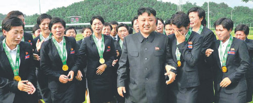 김정은 만나 감격? 눈물 흘리는 北 여자축구 선수들 김정은 북한 노동당 제1비서(가운데)를 만난 여자 
축구 선수들이 그를 둘러싸고 감격에 겨워 울음을 터뜨리고 있다. 북한 노동신문은 1일 김정은이 2013년 
동아시아축구연맹(EAFF) 축구선수권대회에서 우승한 여자 축구 선수와 감독을 만나 일일이 손을 잡아주며 격려했다고 전했다. 사진 
출처 노동신문