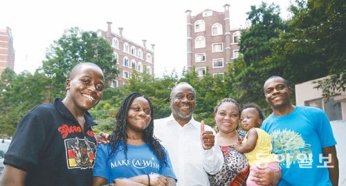난민 생활 중인 아프리카 콩고민주공화국의 왕자 욤비 토나 씨(왼쪽에서 세 번째)가 광주대 교수로 초빙되어 광주대가 바라보이는 곳에 새 보금자리를 마련하고 가족들과 함께 활짝 웃고 있다. 박영철 기자 skyblue@donga.com