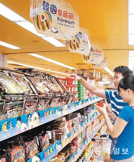 지난달 29일 홍콩 다이각주이 지역에 있는 대형 슈퍼마켓 ‘테이스트’에서 현지 소비자들이 한국식품 전용 진열대에 놓인 이마트 자체브랜드(PL) 제품들을 둘러보고 있다. 이마트 제공