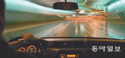 운전자들이 자신이 주행하는 차로보다 옆 차로가 더 빠르다고 느끼는 이유는 심리학에서 말하는 ‘손실 혐오 현상’ 때문인 경우가 대부분이다. 실제로 교통정체 상황에서는 차로를 막론하고 속도에 큰 차이가 없다.