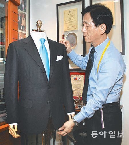 백운현 씨가 1일 자신이 운영하는 서울 서초구 양재동 골드핸드 양복점에서 ‘란스미어230’으로 만든 양복을 살펴보고 있다. 한국산업인력공단 제공