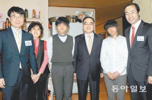 정홍원 국무총리(오른쪽에서 세 번째)가 올 4월 서울 서대문구 북가좌1동 김해자 씨(왼쪽에서 두 번째)의 집을 방문해 김 씨의 쌍둥이 아들들과 함께 사진 촬영을 하고 있다. 국무조정실 제공