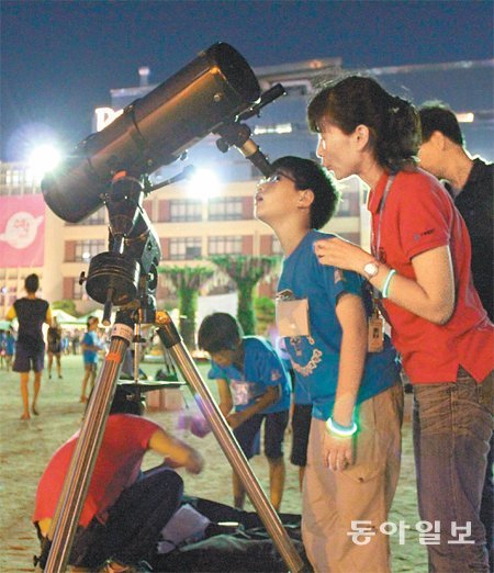 매주 금요일 밤 궁리마루 운동장에서 펼쳐지는 천체관측행사인 ‘별볼궁리’에 참가한 가족이 행성을 관찰하고 있다. 궁리마루 제공