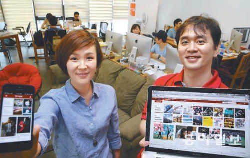문지원(왼쪽), 호창성 대표가 소셜미디어 서비스 ‘빙글’의 첫 화면을 보여주고 있다. 김경제 기자 kjk5873@donga.com