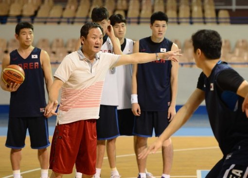 2013년 국제농구연맹(FIBA) 아시아선수권대회에서 중국을 격파하고 농구월드컵 진출을 노리는 한국남자농구 대표팀 유재학(가운데) 감독이 4일 필리핀 마닐라 니노이아쿠이노에서 선수들에게 전술을 설명하고 있다. 마닐라(필리핀)｜사진공동취재단